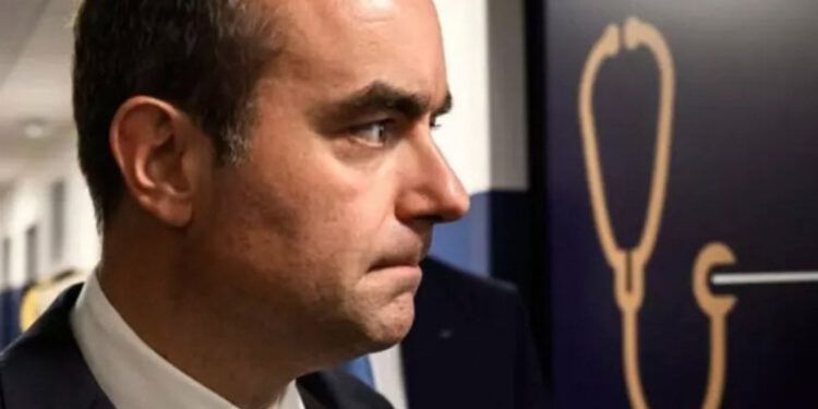 Nuevo primer ministro francés anuncia plan de salud con 5,000 casas médicas para 2027
