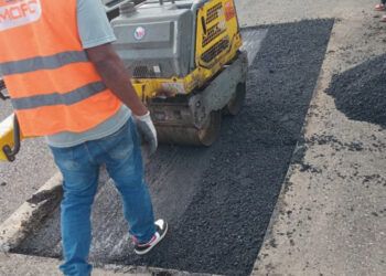 Obras Públicas repara más de 50 baches en la Autopista Duarte
