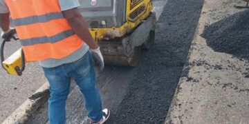 Obras Públicas repara más de 50 baches en la Autopista Duarte