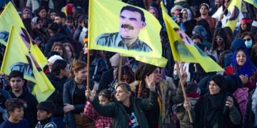 Öcalan llama a disolver el PKK y a deponer las armas