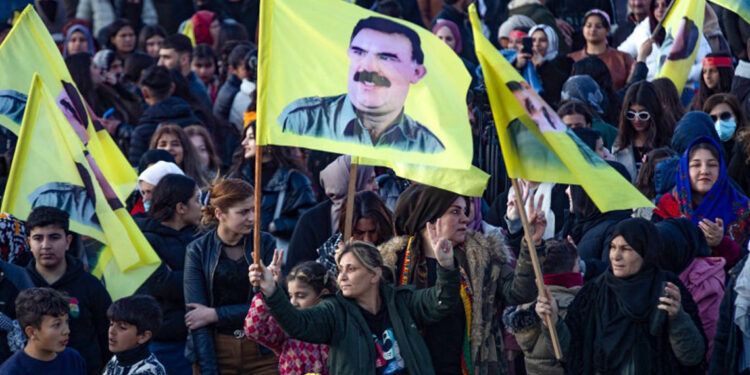 Öcalan llama a disolver el PKK y a deponer las armas