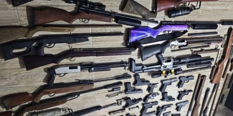 Ocupan 33 armas y arrestan a un hombre en armería clandestina de San Cristóbal