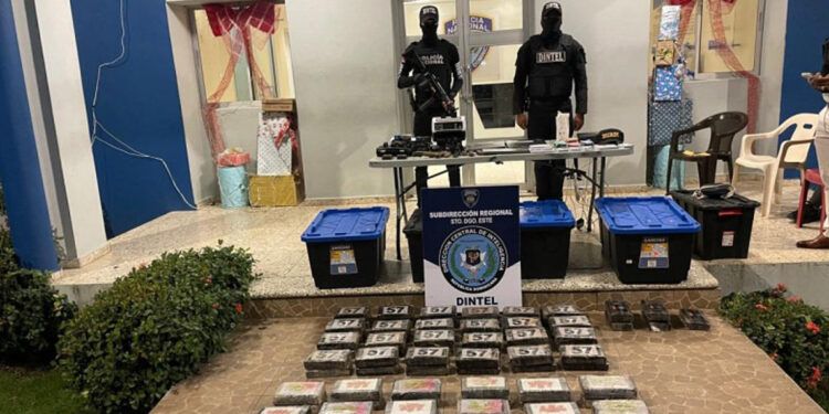 Ocupan cocaína, armas y dinero en operativo en Santo Domingo Este