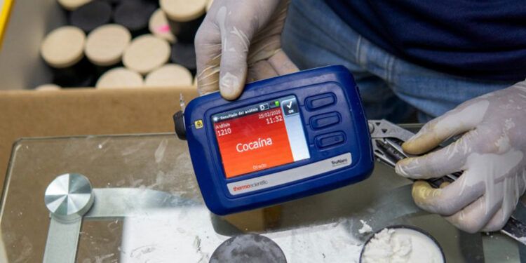 Ocupan velones con presunta cocaína rumbo a España