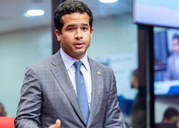 Omar Fernández alerta sobre prisa en la reforma constitucional