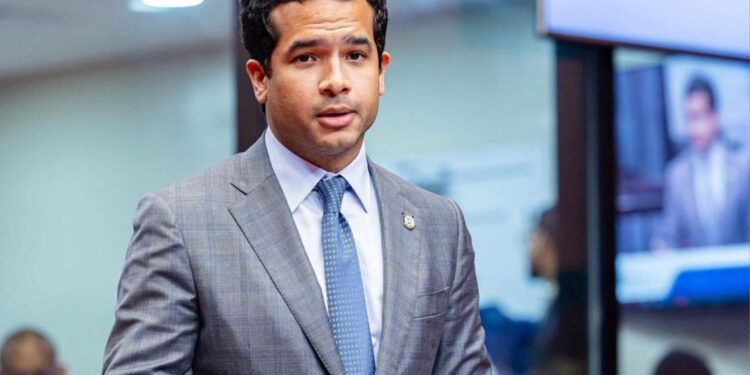 Omar Fernández alerta sobre prisa en la reforma constitucional