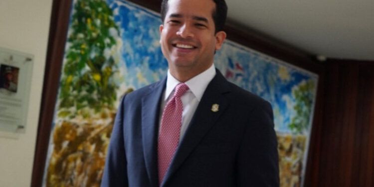 Omar Fernández rechaza candidatura presidencial y se enfoca en su rol legislativo