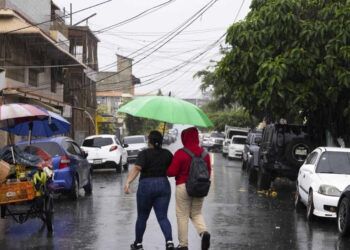 Onda tropical y vaguada provocarán lluvias en provincias este jueves