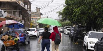 Onda tropical y vaguada provocarán lluvias en provincias este jueves