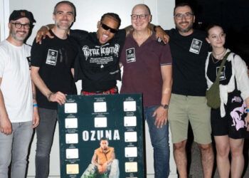 Ozuna recibe disco por 1.5 billones de streams en Italia