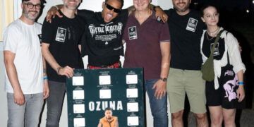 Ozuna recibe disco por 1.5 billones de streams en Italia