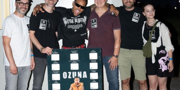 Ozuna recibe disco por 1.5 billones de streams en Italia