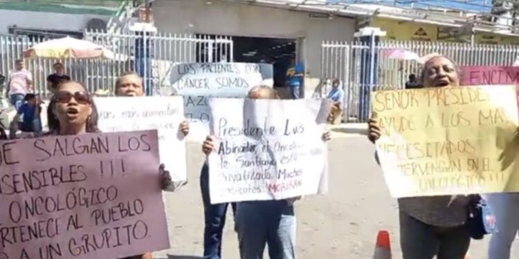 Pacientes protestan contra posible privatización del Oncológico del Cibao