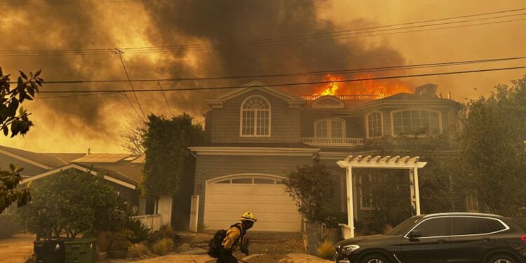 Pacific Palisades: El barrio de ricos y famosos reducido a cenizas por incendios