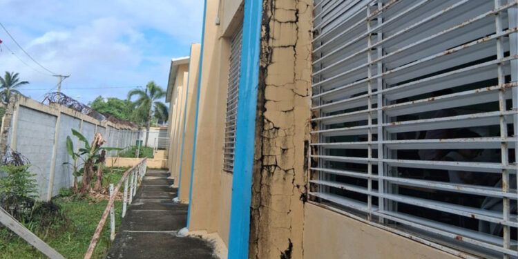 Padres cierran escuela en Salcedo por peligro de derrumbe