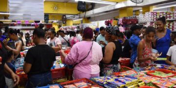 Padres se quejan de altos precios y calor en compras escolares
