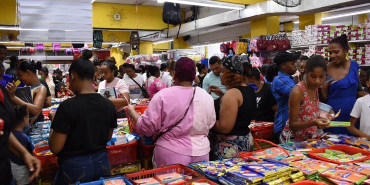 Padres se quejan de altos precios y calor en compras escolares