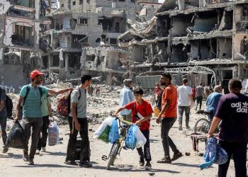 Palestinos huyen de gaza mientras se busca tregua