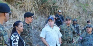 Paliza y Defensa recorren comunidades de la frontera