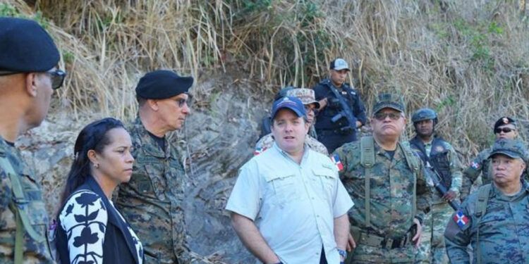 Paliza y Defensa recorren comunidades de la frontera