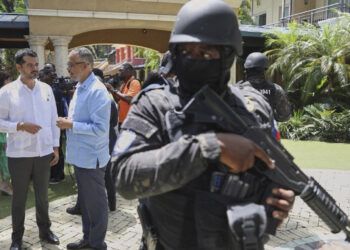 Pandillas incendian el histórico hotel Oloffson en Haití