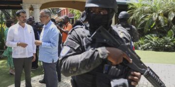 Pandillas incendian el histórico hotel Oloffson en Haití