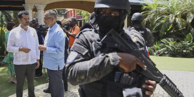 Pandillas incendian el histórico hotel Oloffson en Haití