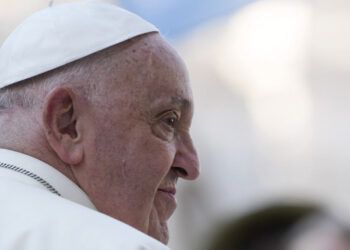 Papa Francisco reza en silencio por los no nacidos en misa de Difuntos