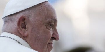 Papa Francisco reza en silencio por los no nacidos en misa de Difuntos