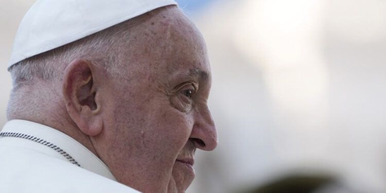 Papa Francisco reza en silencio por los no nacidos en misa de Difuntos