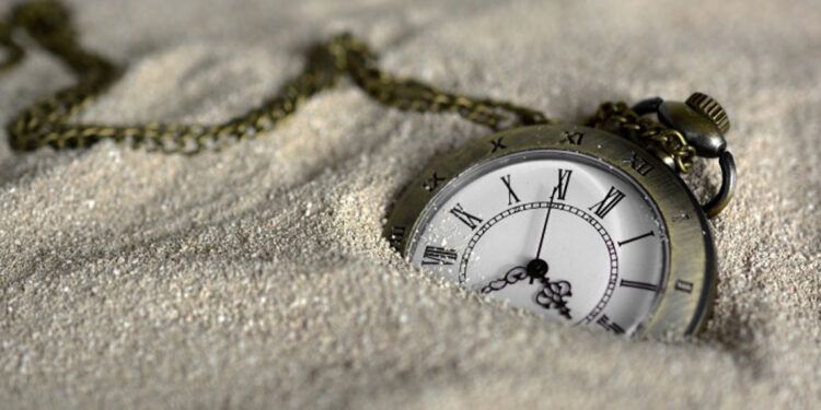 Pareja estafa 4 millones con falsa "máquina del tiempo" en la India