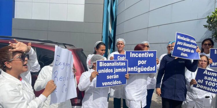 Paro de psicólogos y enfermeras en hospital Cabral y Báez por incumplimiento salarial