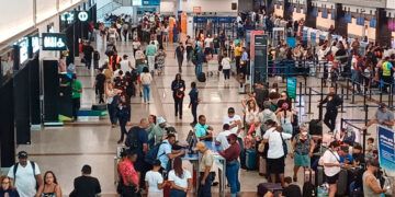 Pasajeros varados en AILA por fallo en vuelo a Madrid