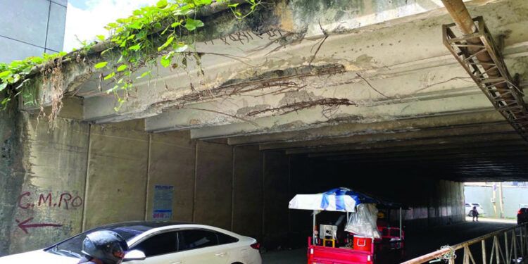 Paso a desnivel en avanzado deterioro a un mes de anuncio de reparación