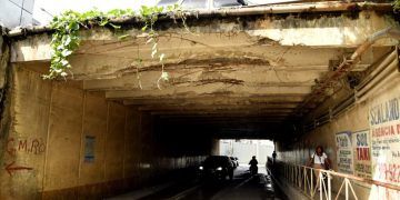 Paso a desnivel en km 14 de autopista Duarte en peligro de colapso.