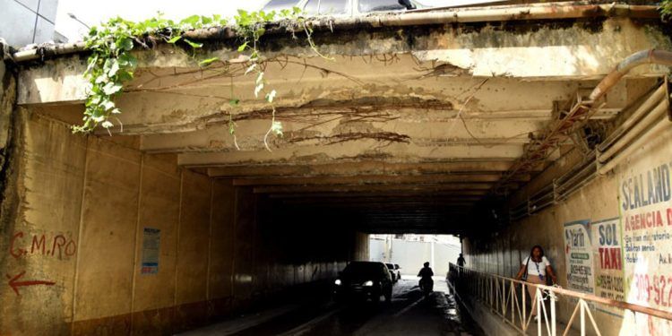 Paso a desnivel en km 14 de autopista Duarte en peligro de colapso.