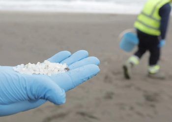 Pellets plásticos amenazan costas norte de España