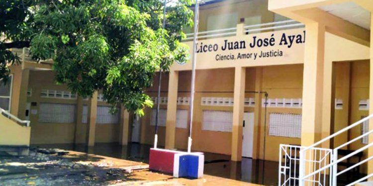 Persisten inundaciones en escuela de La Vega tras lluvias intensas
