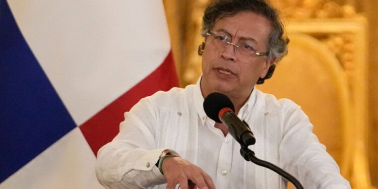 Petro denuncia reducción de escoltas a Uribe antes del atentado