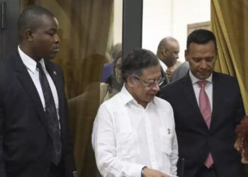 Petro exhorta a no dejarse esclavizar en visita a Haití