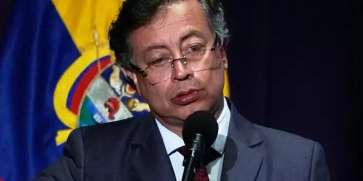 Petro llama dictador a Maduro pero niega vínculos con narcotráfico