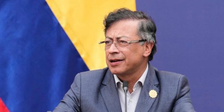 Petro propone ley con beneficios penales para rebeldes y bandas criminales