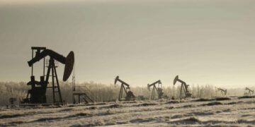 Petróleo de Texas cae a su nivel más bajo desde 2021