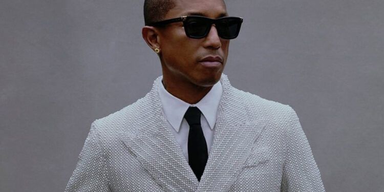 Pharrell deslumbra en la Met Gala con traje de 15,000 perlas