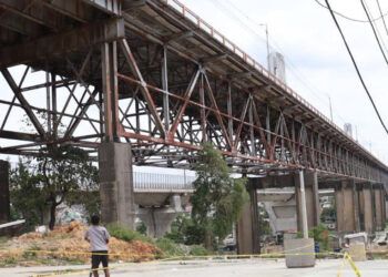 Piden nuevo puente en la 17 tras colapso de postes eléctricos