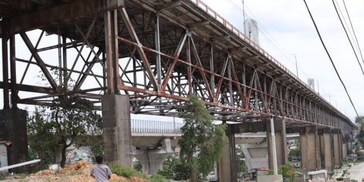 Piden nuevo puente en la 17 tras colapso de postes eléctricos