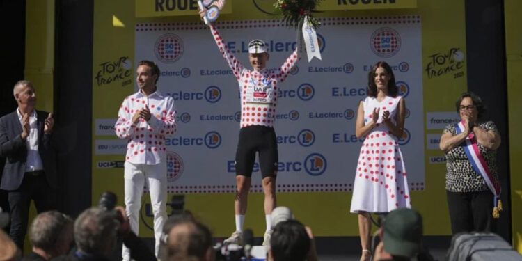 Pogačar alcanza su victoria 100 al superar a Van der Poel en emocionante sprint en el Tour