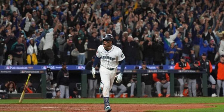 Polanco da hit ganador en la entrada 15 y Seattle avanza a la final