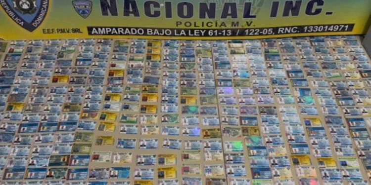 Policía apresa hombre con 538 carnets policiales y militares falsificados