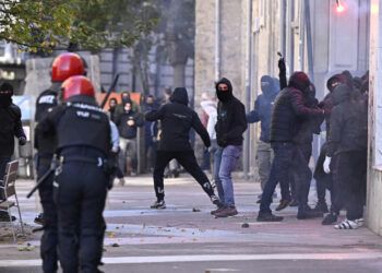 Policía española detiene a 17 personas tras choques en protesta fascista en Vitoria